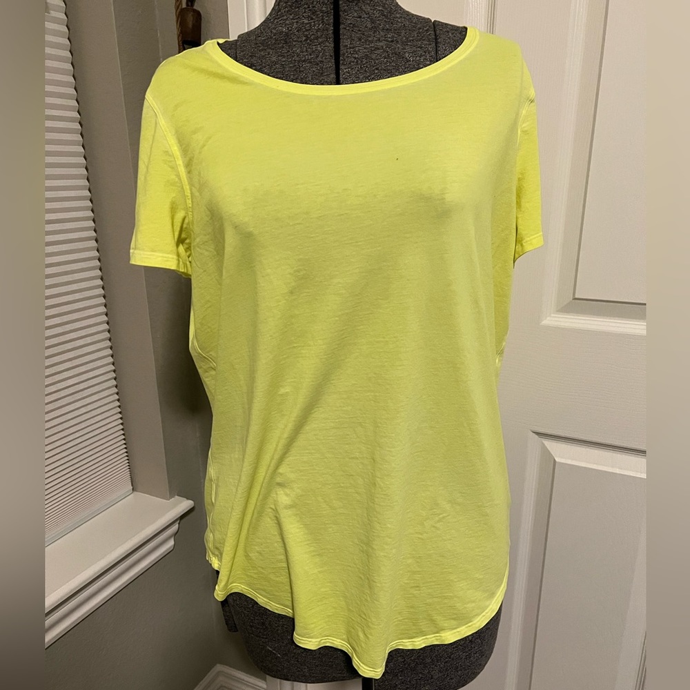 LULULEMON BRIGHT YELLOW SCOOP NECK SHORT SLEEVE T-SHIRT SIZE: SM/Med